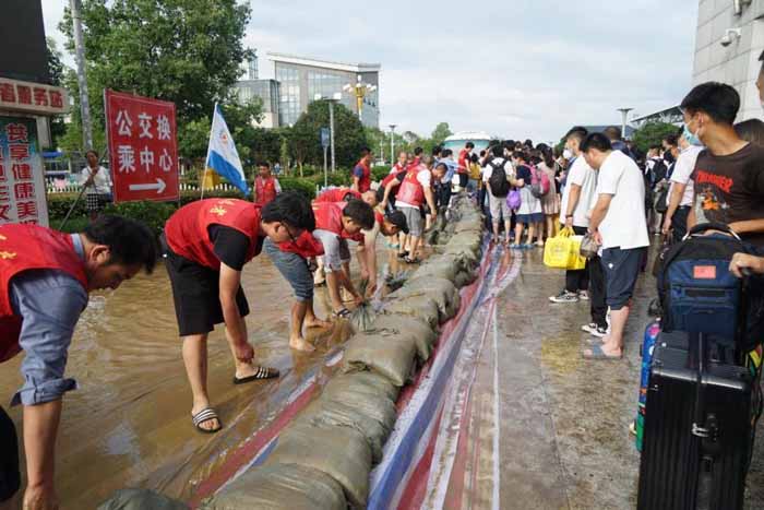 潛江德風(fēng)學(xué)校教師志愿者積極參加防汛救災(zāi)服務(wù)